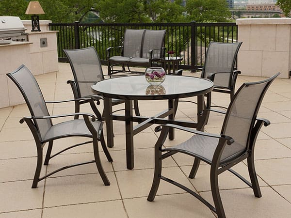 picture of an outdoor acrylic table and chairs